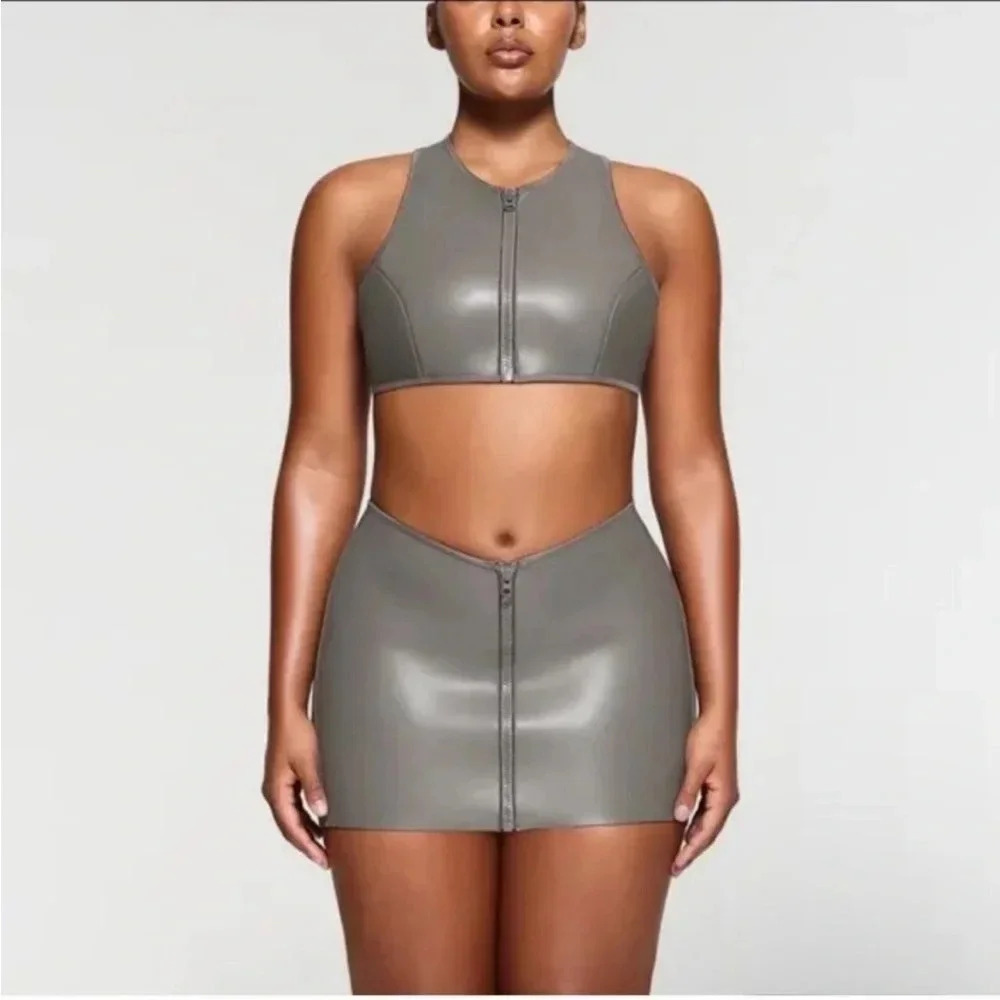 Skims gray rubberized scuba front zip mini skirt